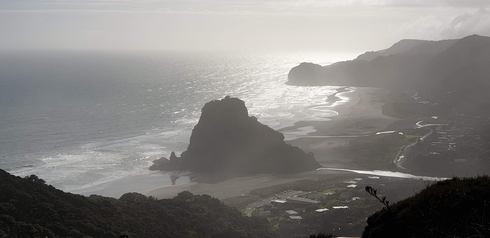 This image has an empty alt attribute; its file name is piha.jpg